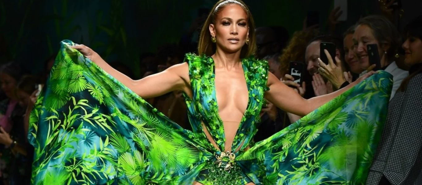 Tζένιφερ Λόπεζ: Φορά το ίδιο φόρεμα μετά από 20 χρόνια... και «αναστενάζουν» τα πατώματα! (φωτο)